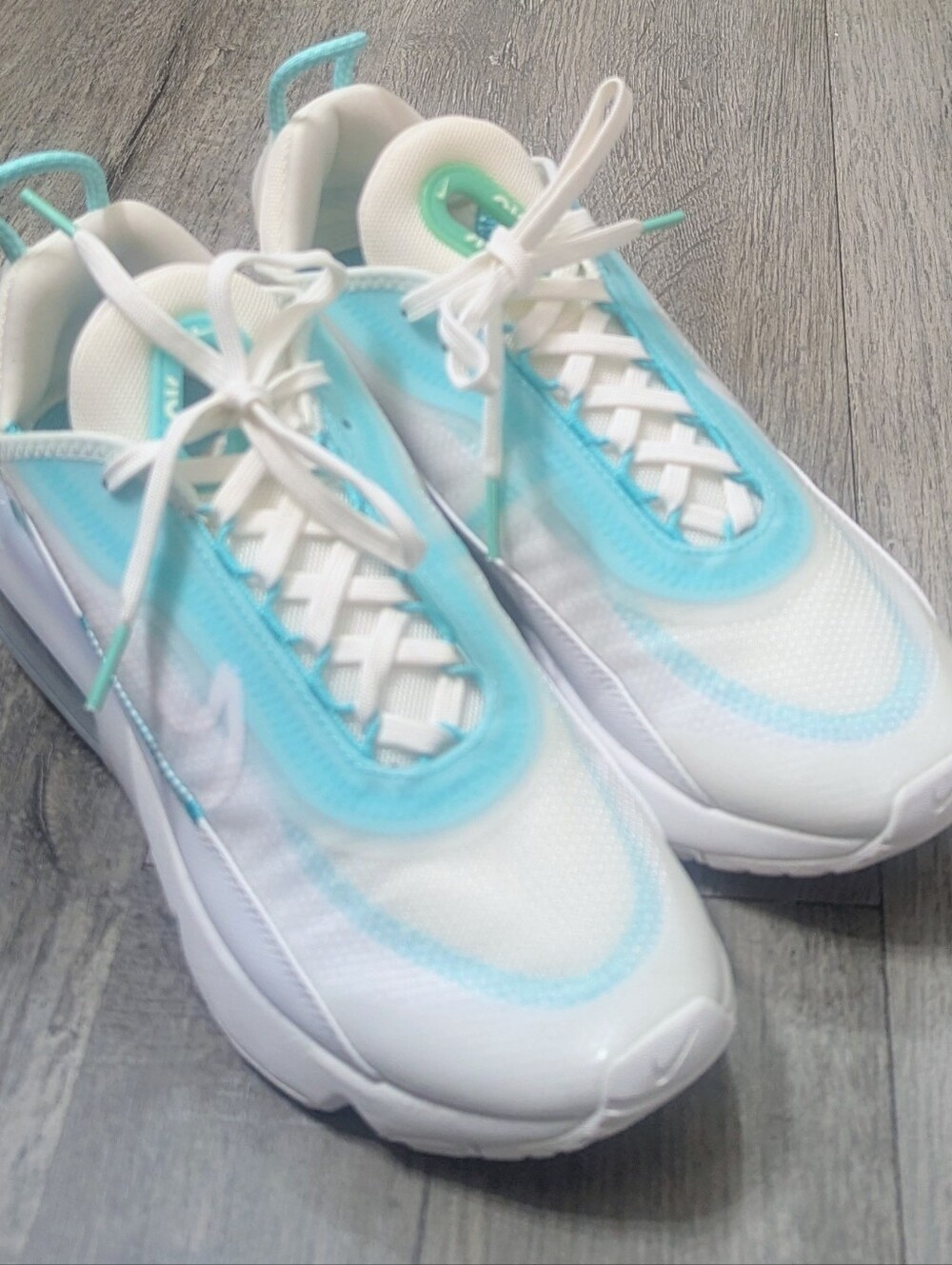 Nike Womens Air Max 2090 Sail Aurora Green Sneekers - Picture 2 of 10